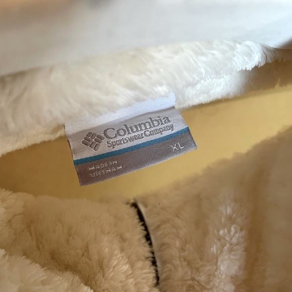 Zippered fuzzy white jacket by Columbia - Picture 3 of 5